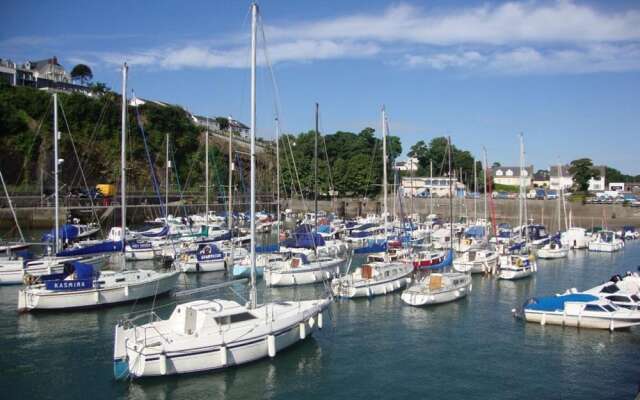 Homely Holiday Home in Saundersfoot With Garden