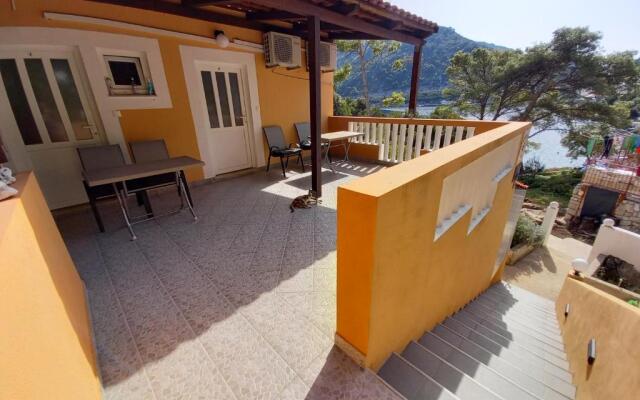 Apartments Vinko Mljet- One-bedroom Apartment With Terrace
