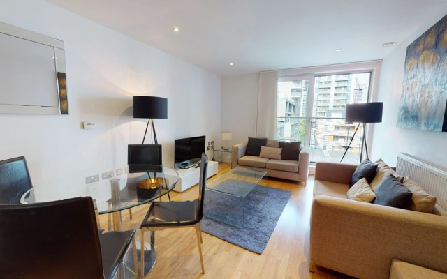 Inviting 2-bed/2-bath Apartment in London
