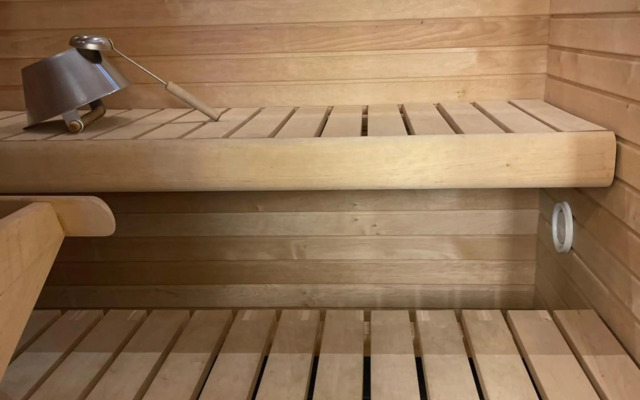 Дом у спа-центра и озера