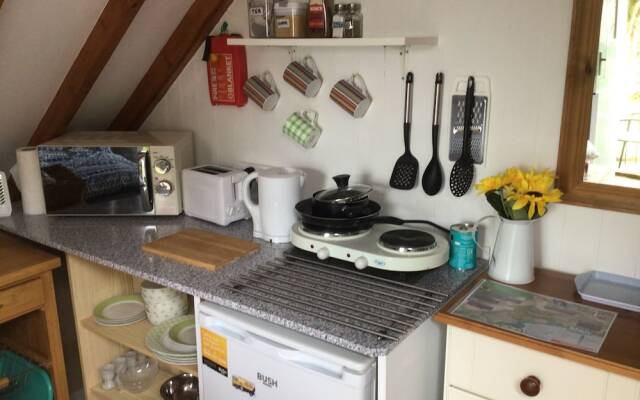 Cozy Camborne Studio Retreat With two Single Beds