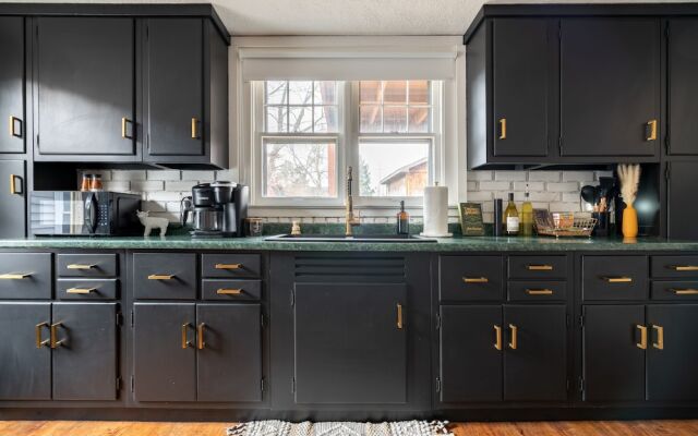 NEW Luxe Pet Friendly Free Parking Downtown