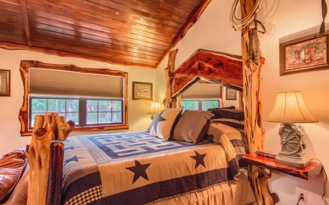 Cedar Bliss Star Studio Bedroom Cabin by Redawning