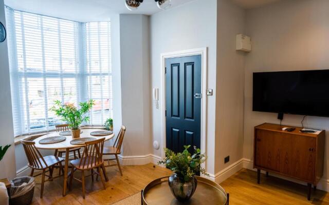 Central, stylish 3 bed apartment with sea views