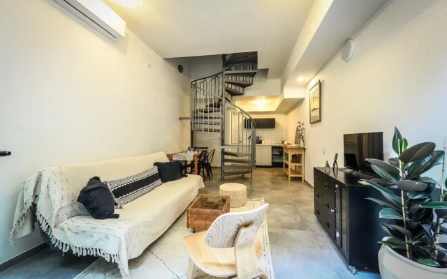 1BR duplex Apt with private Balcony