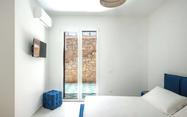 Sea Frame Design Apartments with Pool by Wonderful Italy