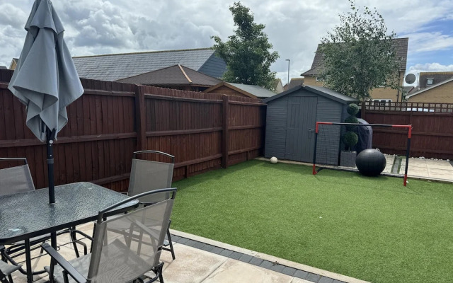 Milton Keynes Retreat - 4 Bedroom Luxury House