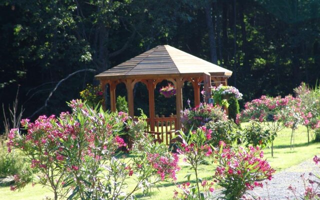 The Highlands Motel & Lodge