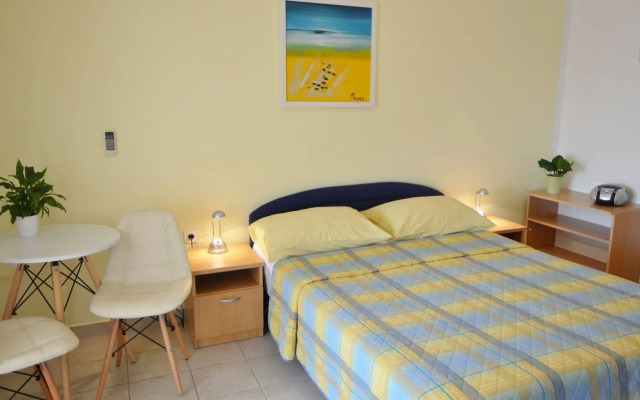 Apartments & Rooms Petra