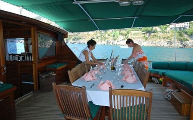 Plaghia Charter Boat&Breakfast