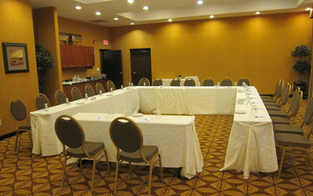 Holiday Inn Express Hotel & Suites CLARINGTON - BOWMANVILLE by IHG
