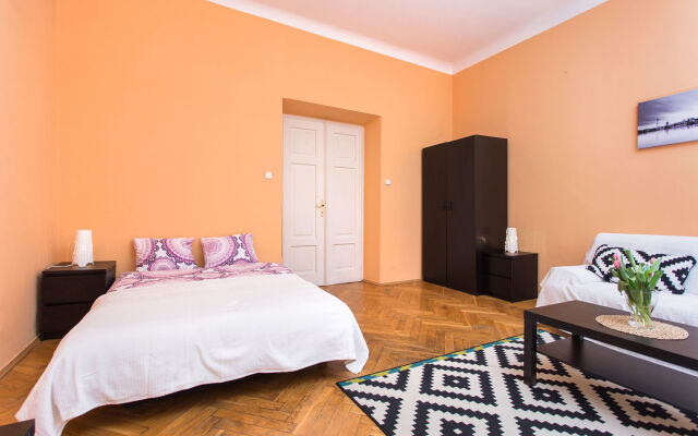 FriendHouse Apartments – Old City