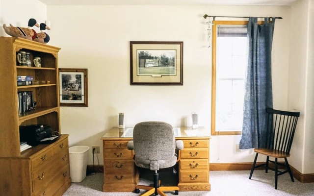 A Charming Private Home Rental, Beautifully Landscaped and Located in Forest Ridge, Lincoln, NH - Fr42l