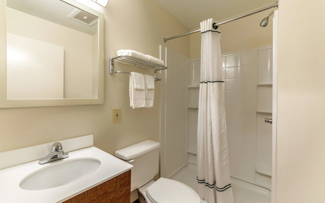 HomeTowne Studios by Red Roof Atlanta - Lawrenceville