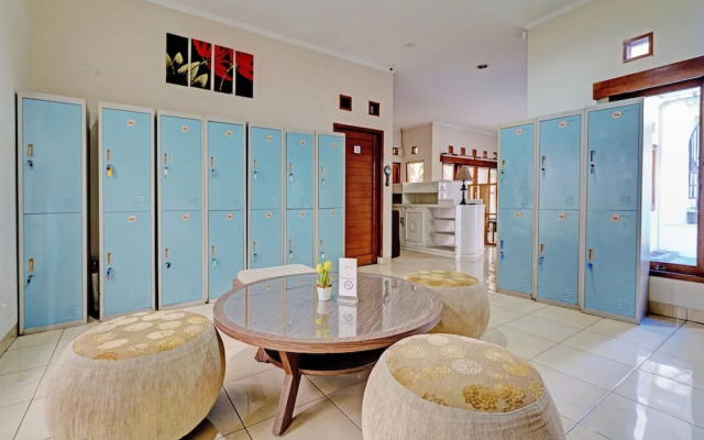 SPOT ON 92975 Aria Hostel Capsul Cihampelas