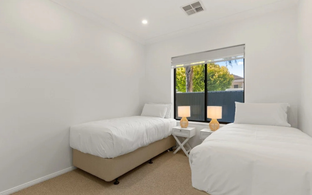 Stylish 3-bed House Close to Attractions – Guest Rooms – Adelaide