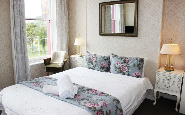 Lumsden Hotel
