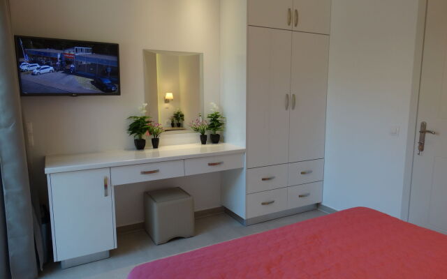 Makis Louvlis Apartments & Studios