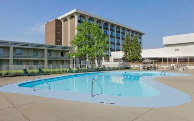Days Inn & Suites Elyria