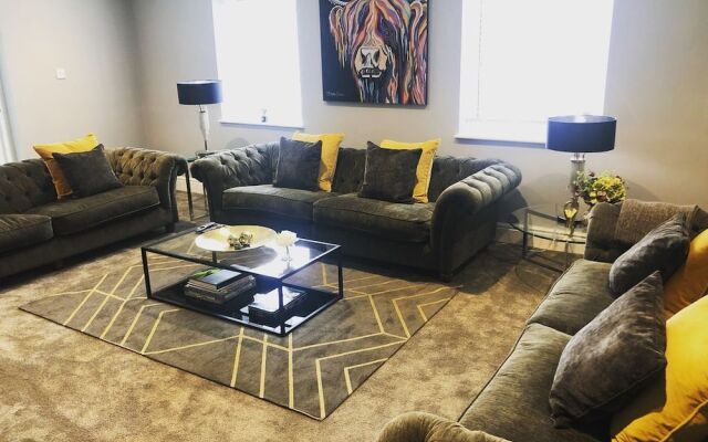 Beautiful Family Home With 42ft Pool & Cinema Room