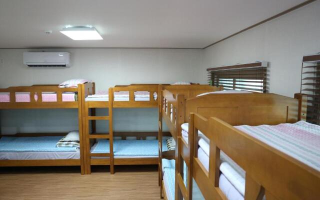 Blue Island Guesthouse - Hostel