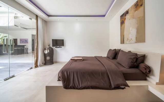 Elegant Private Villa, 3 BR, Seminyak With Staff