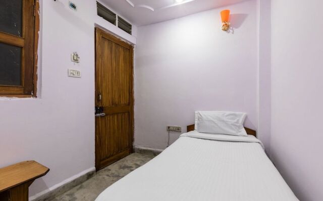 SPOT ON 37708 Hotel Royal Star