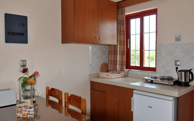 Sandy's Studios Apartments & Log Villas
