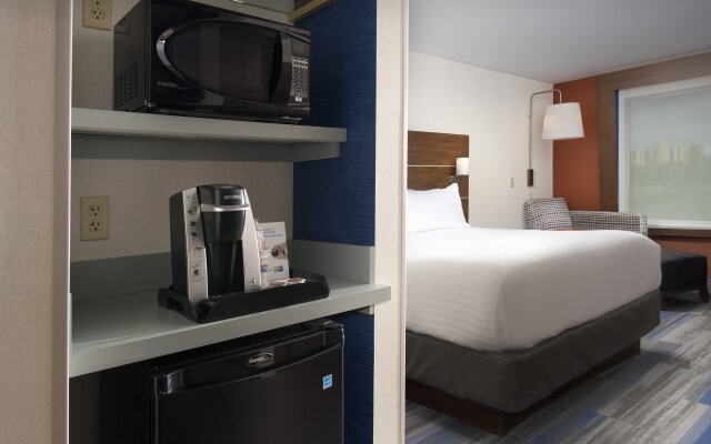 Holiday Inn Express & Suites Altoona by IHG