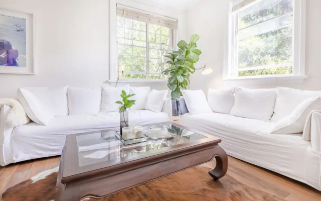 Bright Harbour Side 1 Bedroom Apartment