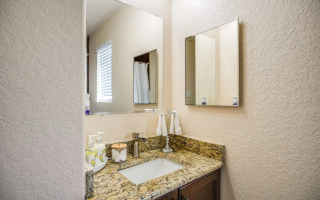 San Antonio Townhome ~ 2 Mi to Aquarium!