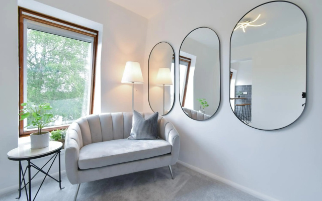 No. 8 - Top Floor Modern Apartment