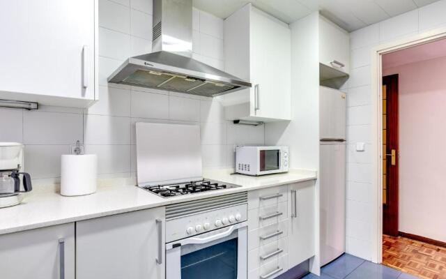 Spacious 4 Bedroom Apartment Fira BCN & Camp Nou