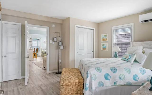 Coastal Condo Close to Beach & Entertainment
