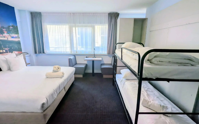 Rotterdam Teleport Hotel