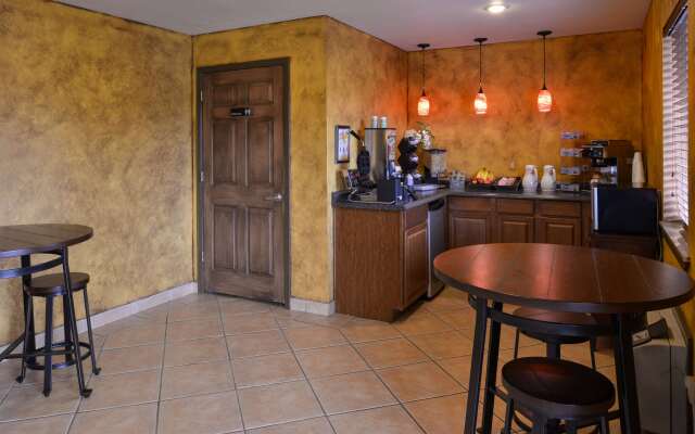 Americas Best Value Inn & Suites University Ave