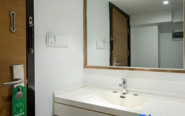 Dongchuan Boutique Hotel (Beijing Road Pedestrian Street,Martyrs Cemetery Subway Station)