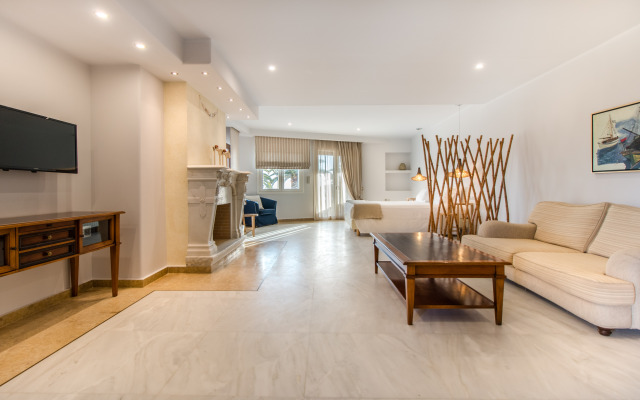 Finikas Hotel