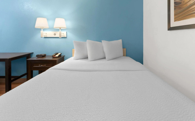 Travelodge by Wyndham Madison Heights MI