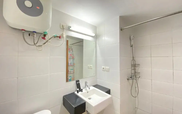 Spacious Studio Room at Beverly Dago Apartment
