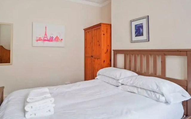4 Bed Homely Retreat - Wolverhampton