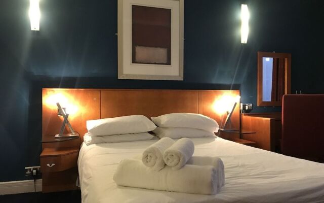 Superb Spacious Central Studio Apartment High Ceiling