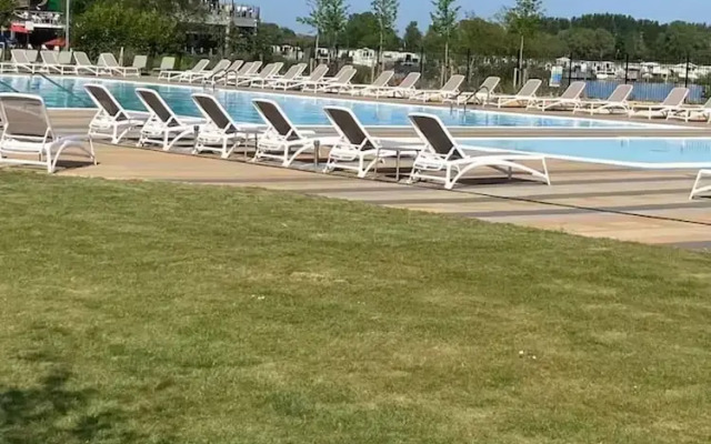Caravan-sleep8-hottub-freep-balcony-familyfriendly