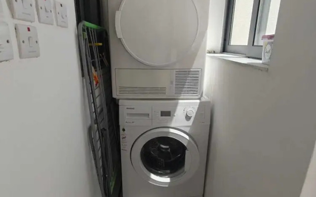 Twin Room with Laundry in Pembroke