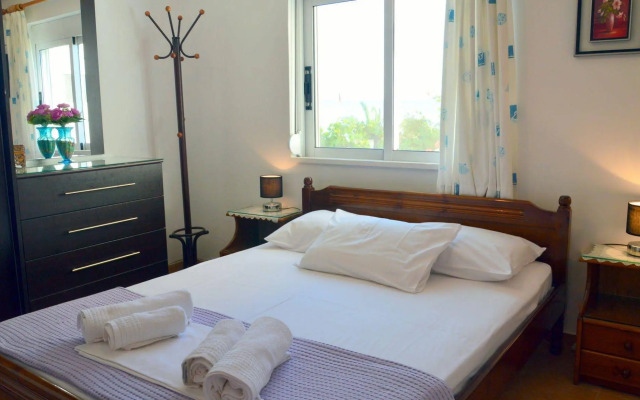 Manos Apartments