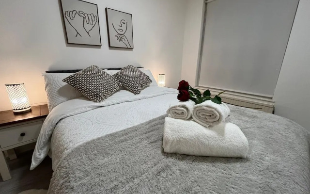 Elegant 3 Bedroom Flat with Garden Oasis