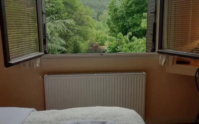 La Mirabelle-casteil Country House