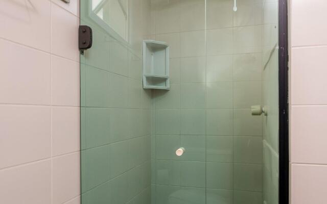 Apto com churrasqueira a 3min da praia EST403