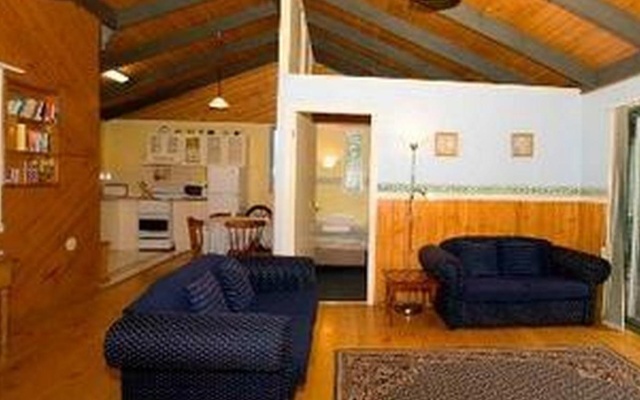 Hill 'n' Dale Farm Cottages – Guest Rooms – Melbourne