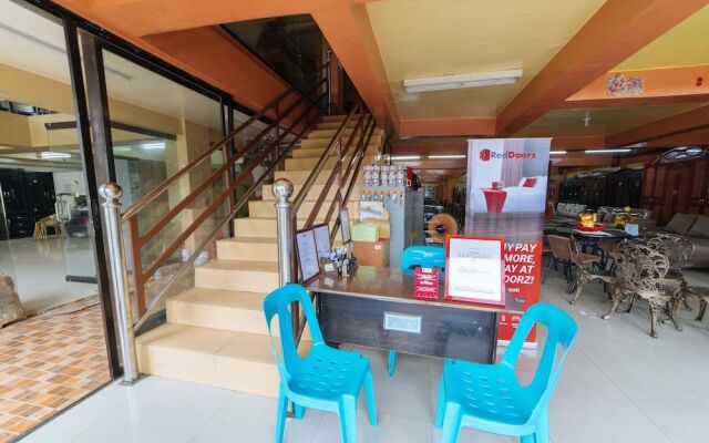 RedDoorz near Golden Sarok Shrine